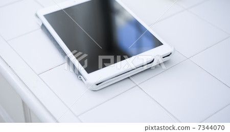 廚房裡的白色平板電腦 廚房裡的白色平板電腦 7344070