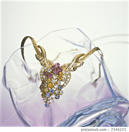 設計垂懸在玻璃對象的項鍊 7344233