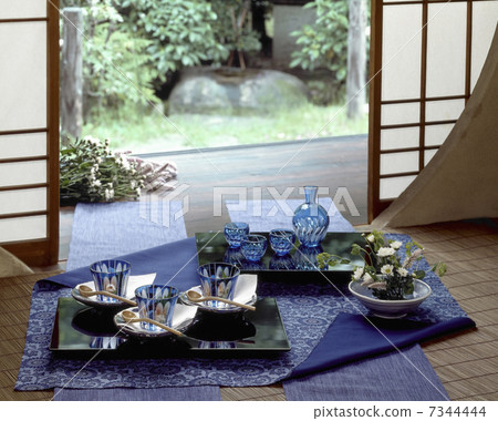 在Aizen的玻璃碗筷在庭院的邊緣 7344444