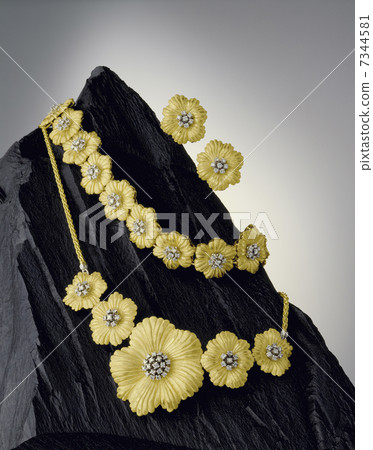 鮮花上顯示的根香石飾品 7344581