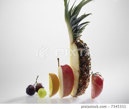 菠蘿等水果被切割並水平排列 菠蘿等水果被切割並水平排列 7345331