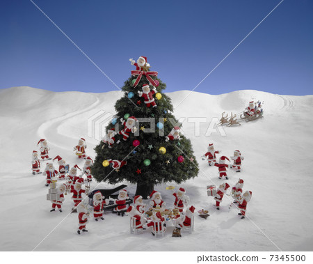 Santa Claus Horizontal Gathering in the Xms Tree of the Snowy Field 7345500
