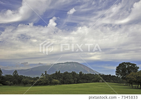 Iwate volcano from the Koiwai farm · Makiba Park in early autumn 7345833