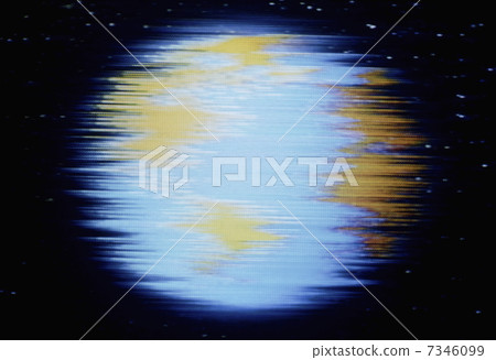 地球漂浮在堵塞的電視屏幕上 7346099