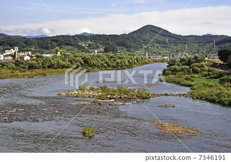 盛岡/北上河的流動在初秋從明治橋 7346191