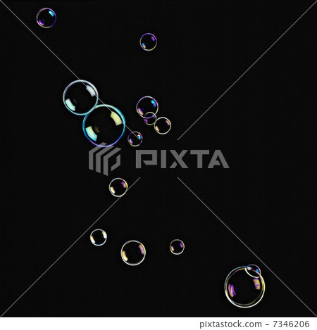 在七個顏色的顏色和浮動的黑色袋子中閃耀的氣泡 在七個顏色的顏色和浮動的黑色袋子中閃耀的氣泡 7346206