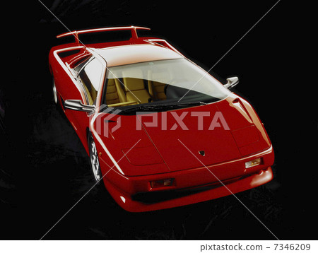 一輛紅色超級汽車的鳥瞰圖拍攝與黑色後面 一輛紅色超級汽車的鳥瞰圖拍攝與黑色後面 7346209