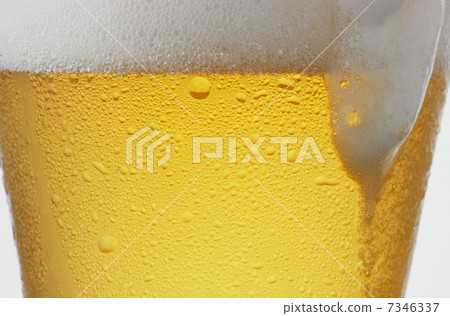 Foam falling from the glass and beer sizzle 7346337