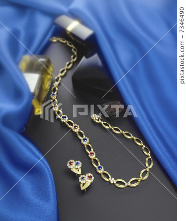 化妝品和配件在藍色絲綢的差距 7346490