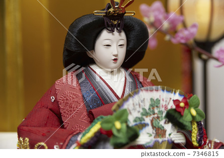 “Hina”娃娃雌性小雞從右對角到側向位置 7346815