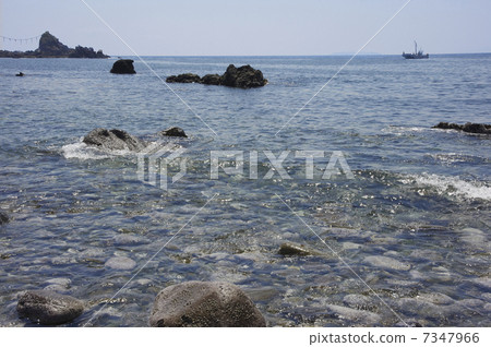 淺淺的海角輕柔的波浪 7347966