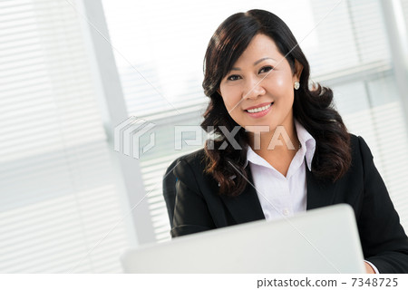 Elegant businesswoman 7348725