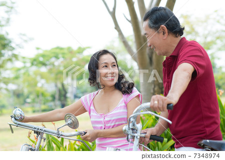 Cheerful senior couple 7348974