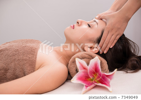 Head massage 7349049