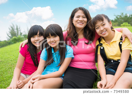 Happy asian family 7349380