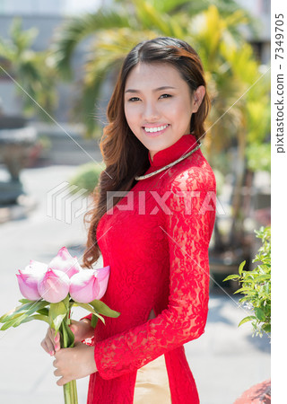 Lady with flowers 7349705