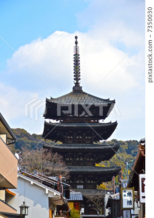 "Tower of Yasaka" of Hokan-ji Temple looking up from Yasaka Street (Shimizu Yasakaokamachi, Higashiyama Ward, Kyoto City) "Tower of Yasaka" of Hokan-ji Temple looking up from Yasaka Street (Shimizu Yasakaokamachi, Higashiyama Ward, Kyoto City) 7350030