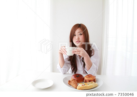 學校女孩在午餐時間 7350046