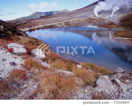 松山山全景池塘在早期的秋天 松山山全景池塘在早期的秋天 7350464