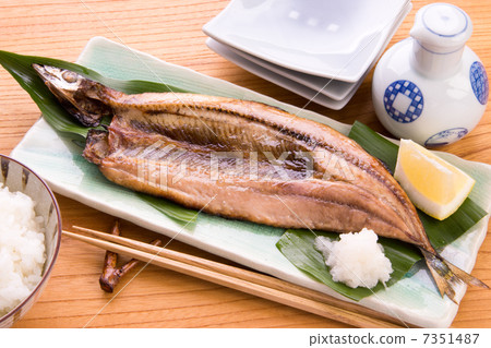 與開放秋刀魚的烤魚 與開放秋刀魚的烤魚 7351487