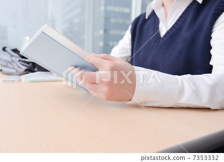 一名高中生讀書 7353332