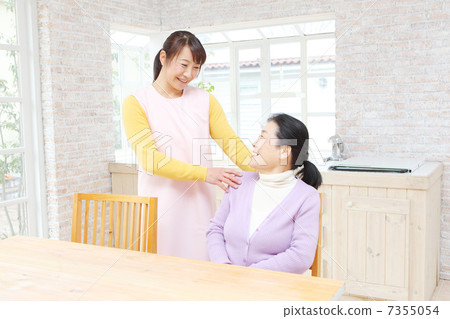 Senior women and caregivers 7355054