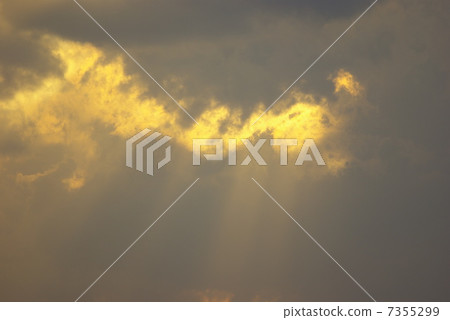 從日落雲彩溢出的陽光 7355299