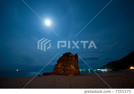 Full moon and beach of Inasa Full moon and beach of Inasa 7355375