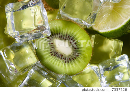 fresh kiwi with ice 7357326