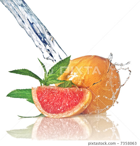 Water splash on grapefruit with mint isolated on white 7358063