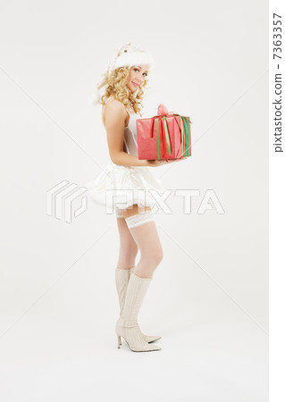 cheerful santa helper girl with gift box 7363357