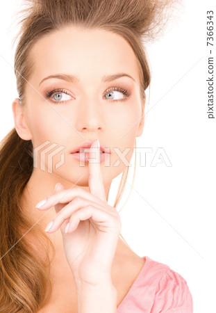 finger on lips 7366343