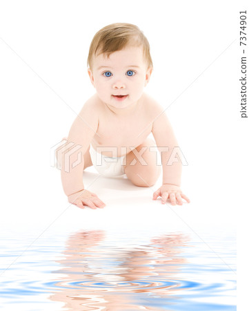crawling baby boy 7374901