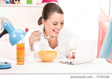 eating woman laptop computer 7376146