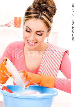 housewife washing dish 7377100