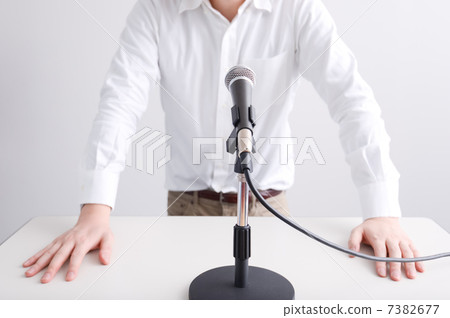 Businessmen speaking 7382677