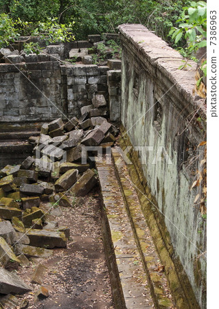 Ben Melia ruins wall 7386963