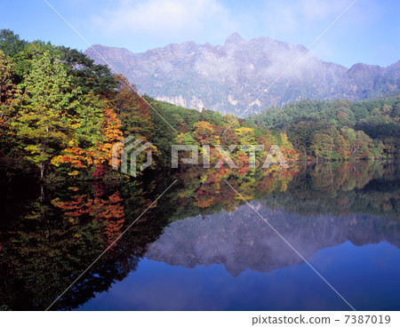 鏡子池塘的秋天 鏡子池塘的秋天 7387019