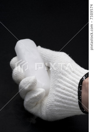 dry ice  7389574