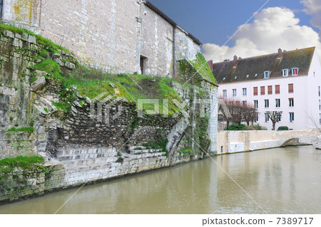 The ruins of the old bridge in Chartres. France 7389717