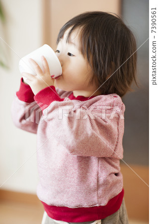 One year old girl 7390561