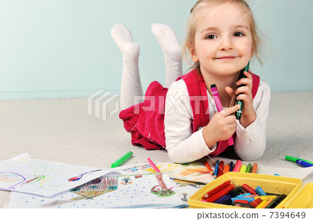 girl is drawing 7394649