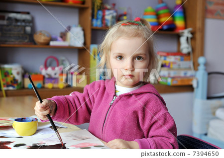 girl is drawing 7394650