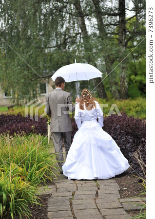 groom and bride walking 7396273