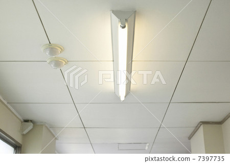 Fluorescent lamp in the corridor 7397735