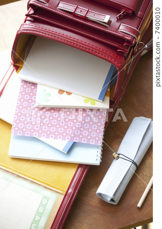 Suspended flower cell and cherry blossom placed on the desk 7400010