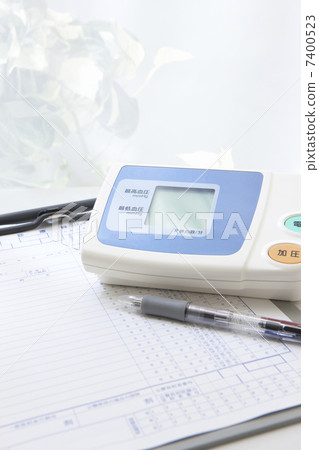 Blood pressure monitor and medical record 7400523