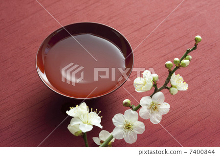Plum blossoms and cups 7400844