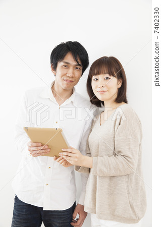 A couple looking at a tablet 7402330