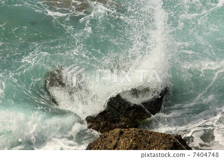 motion of the waves on the beach 7404748
